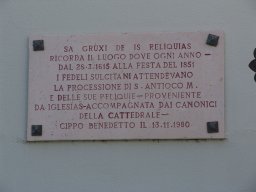 Sa Gruxi_de_is_Reliquias_Cippo_nel_cortile_di_Santa Maria Goretti